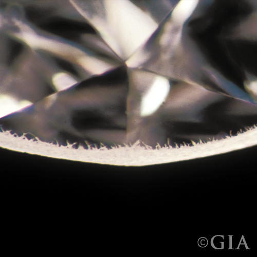  胡須狀腰部（Bearded Girdle） 有很多很細小的羽毛狀的內含物在鑽石表面，由表面伸延到內部；大多數原因是在打磨過程中引致的。